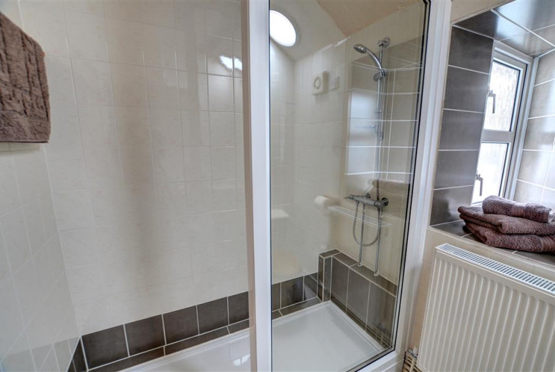 Large walk-in shower cubicle 