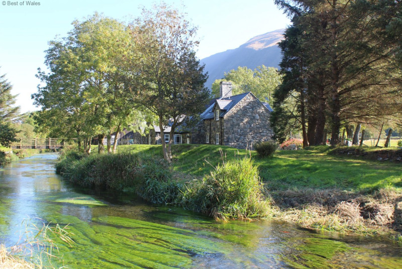 Relax in stunning countryside to the sound of the river lazily flowing by