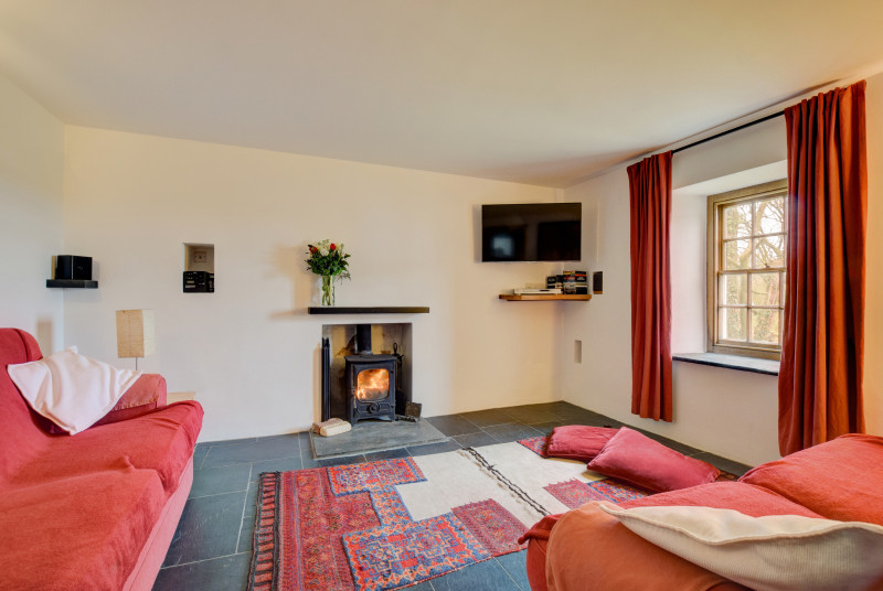 Cosy Pembrokeshire cottage holidays: harbour, beach & coastal path nearby