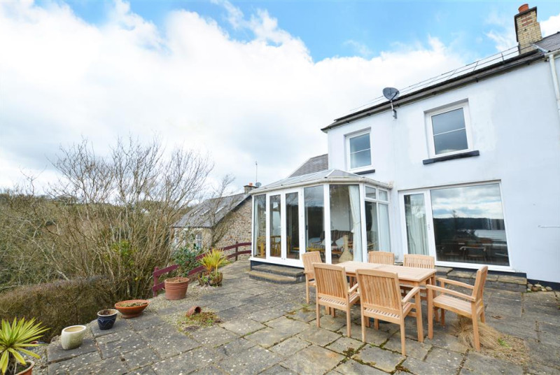 Sea View is a lovely 4 bedroom house in Wisemans Bridge, rear patio area to enjoy the sunshine!