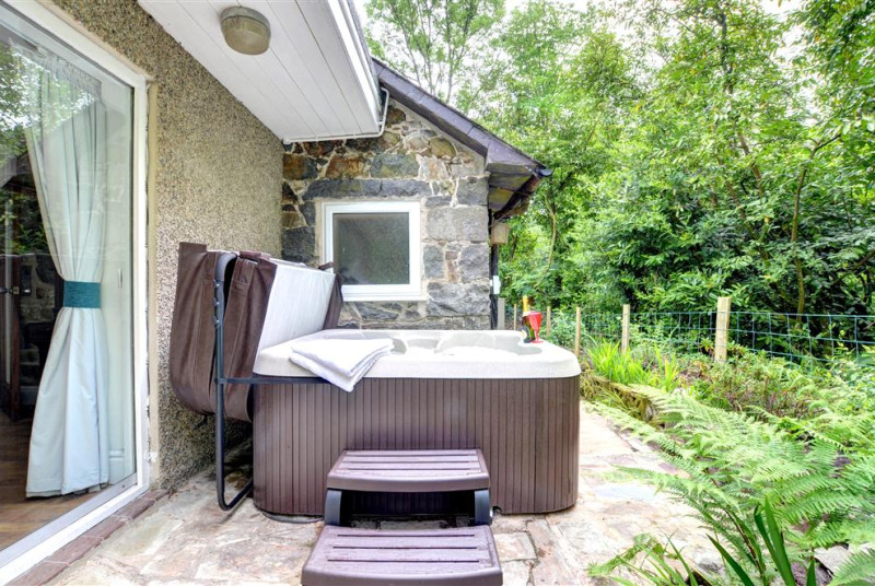 WAG560 - Hot Tub View 2