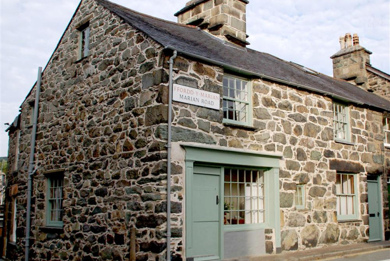 This stone cottage in the centre of Dolgellau was formerly the Crown Inn, with two entrances onto the quiet side street