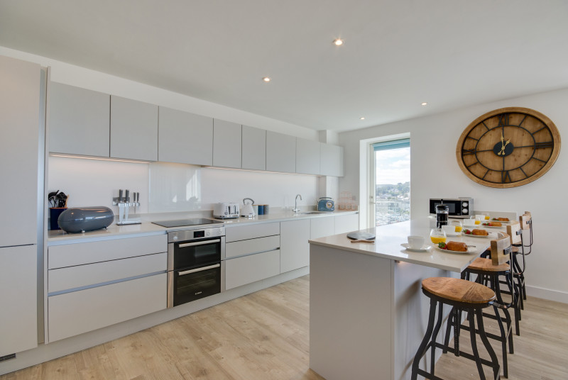 Kitchen / Breakfast Bar