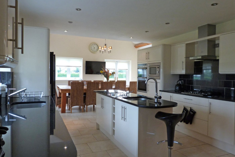 Fully equipped kitchen/diner - luxury self-catering in North Wales