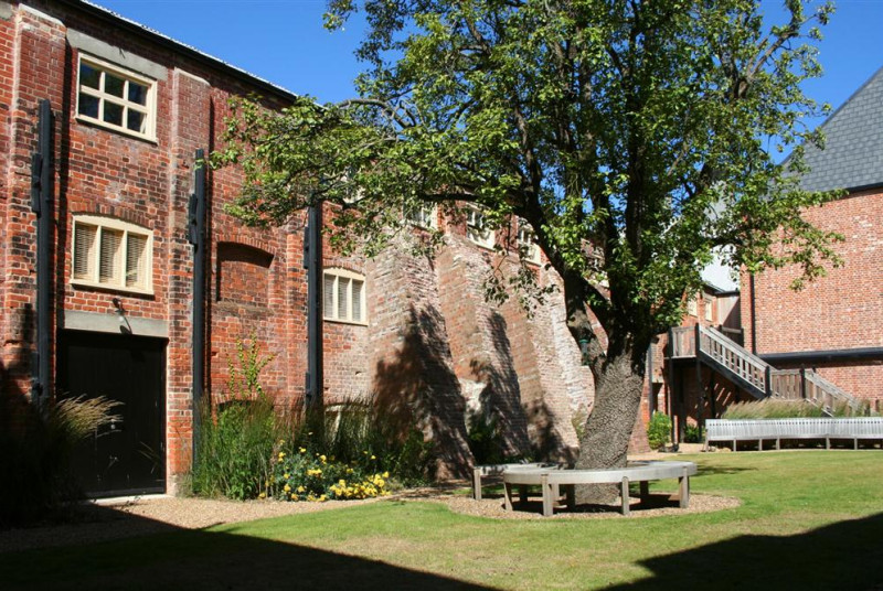 A newly renovated top floor appartment located in Snape Maltings offering plenty of dining and sightseeing options for your stay. 