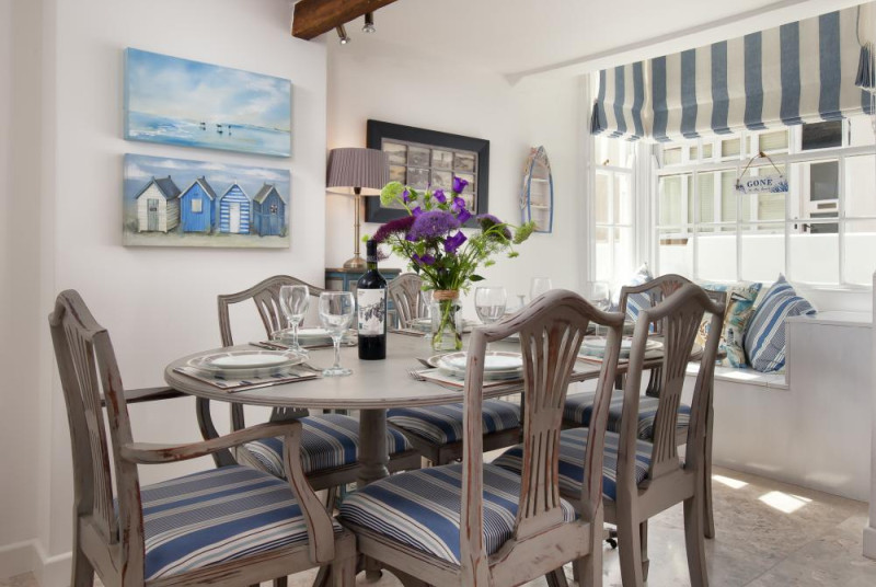 Bright sunny dining area with bay window & seat looking to the front