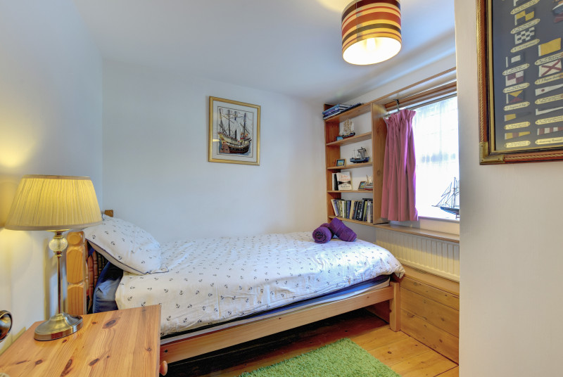 Bedroom 2: Single bed, ideal for teenagers.