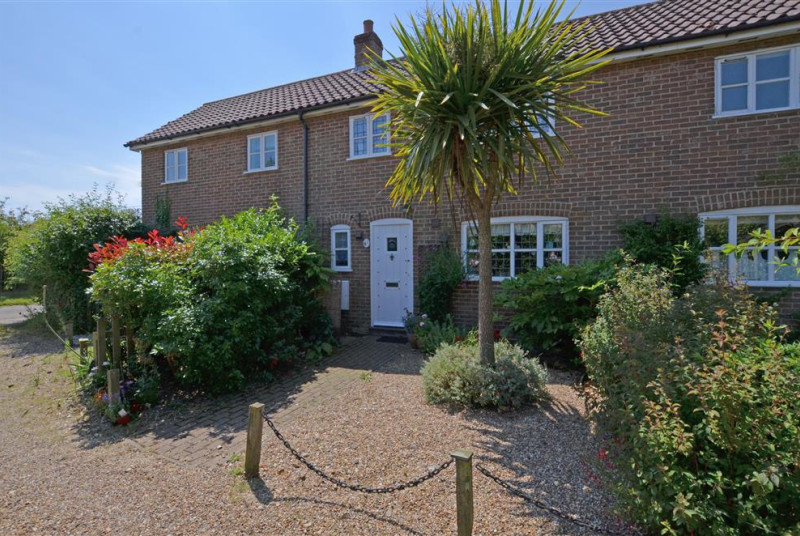 This cute little property in Friston is ideally located to explore Suffolk and is close to Aldeburgh and Thorpeness.