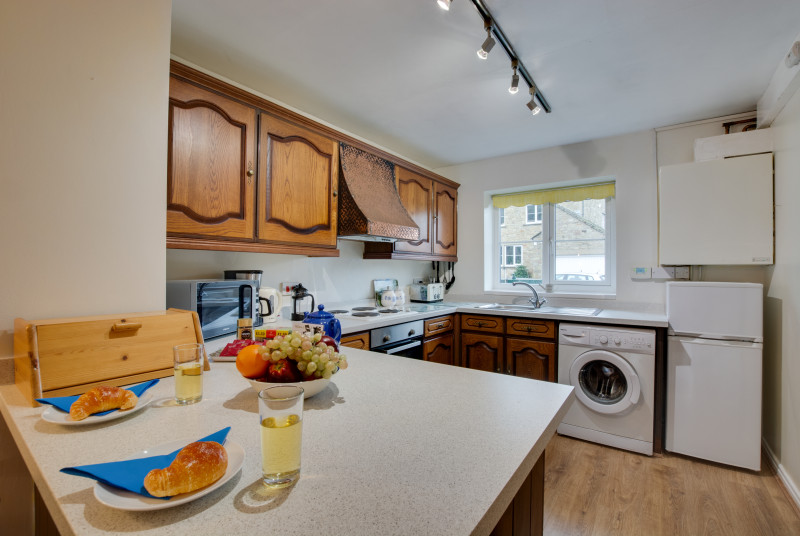 Kitchen with breakfast bar