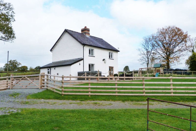 5 star luxury, secluded farmhouse in Mid Wales with a hot tub