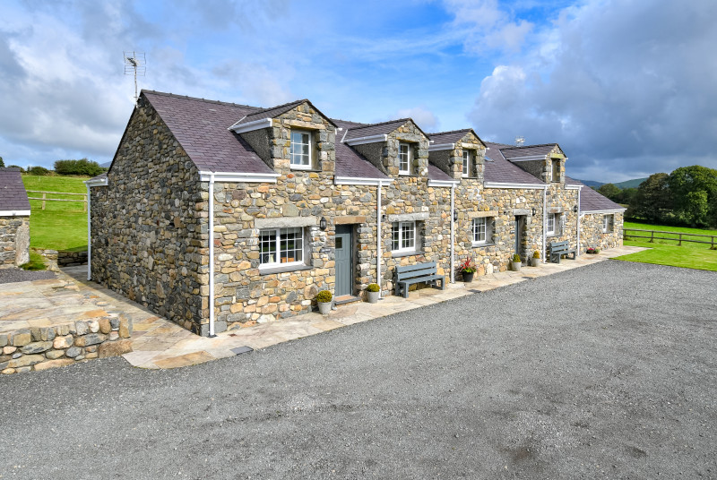 Llys Bach - stunning semi-detached cottage