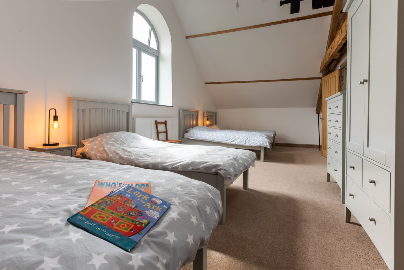 Bedroom 4  with 4 single beds