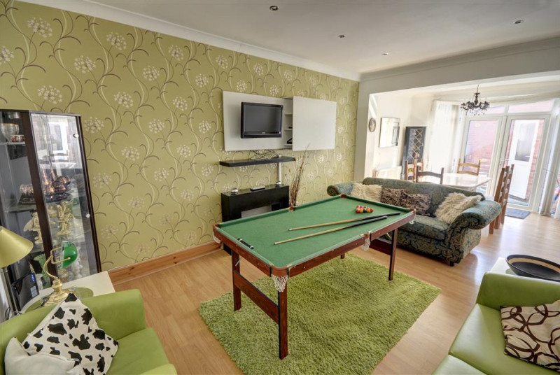 Bright and spacious Games area wth snooker table and flatscreen TV.