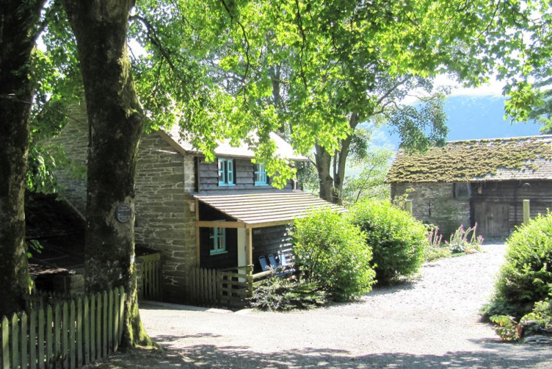 This pretty detached cottage is situated on the owners' working organic farm, just north of Rhayader