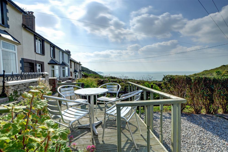 Seaview Cottage is close to the coastal path and just a few minutes walk from the pretty village centre 