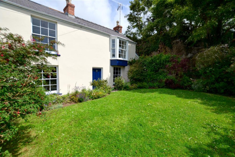 This is a listed Georgian house is in the attractive village of Manorbier 