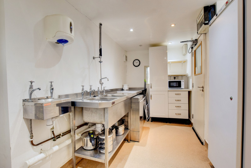 Fully fitted kitchen  - Galley style