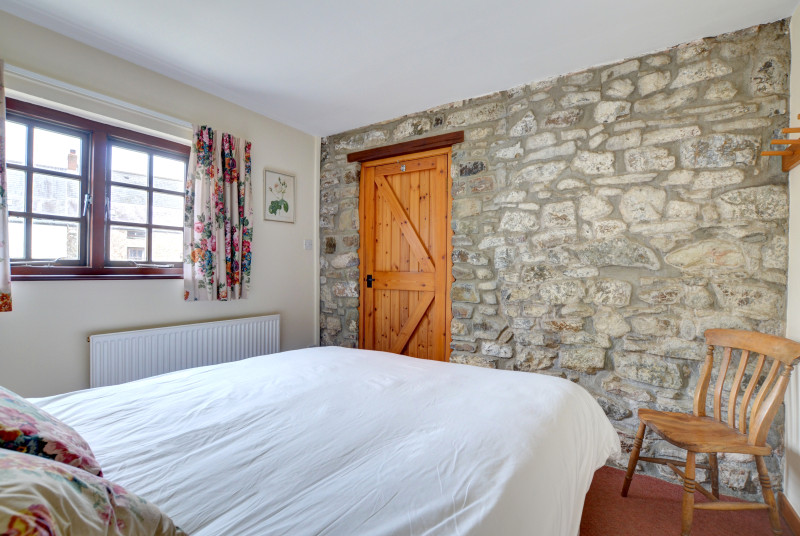 King sized bedroom with fitted bedside cabinets