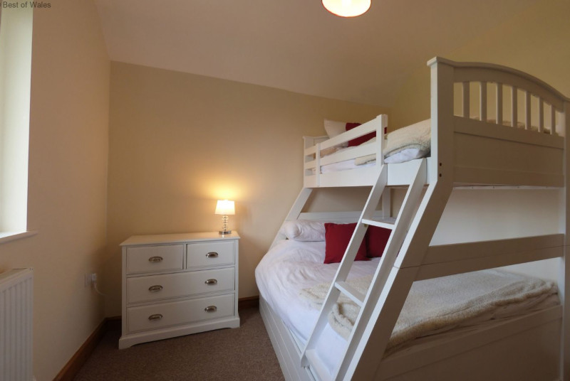 Bedroom 2: double bed and single bed combination