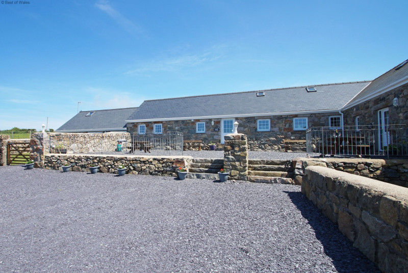 Unwind & be inspired at this 5 star holiday cottage with sea view