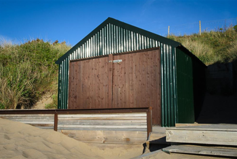 Take a break in this bungalow and have use of your own private beach hut on Abersoch main beach!