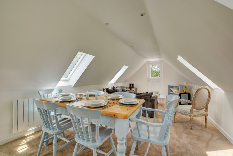Light and airy dining/sitting area