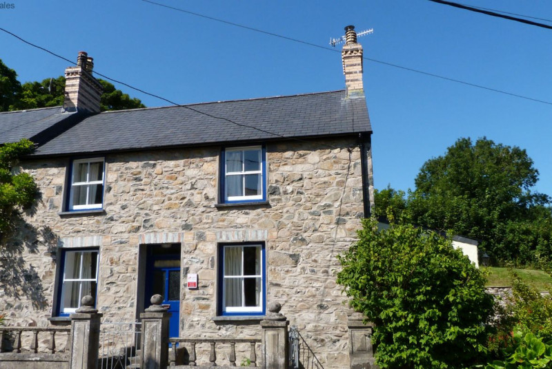 Ael y Bryn Newport Holiday Cottage