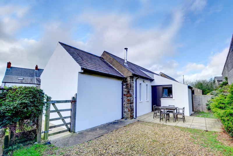 To the rear a private sitting area, and visitors have use of grounds extending to 100 acres
