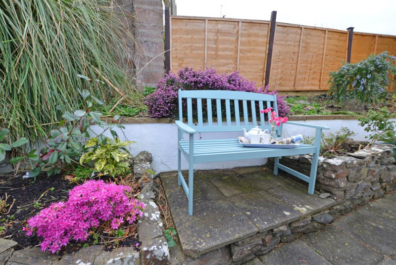 A quiet spot in the garden, ideal for reading the morning newspaper or a good book