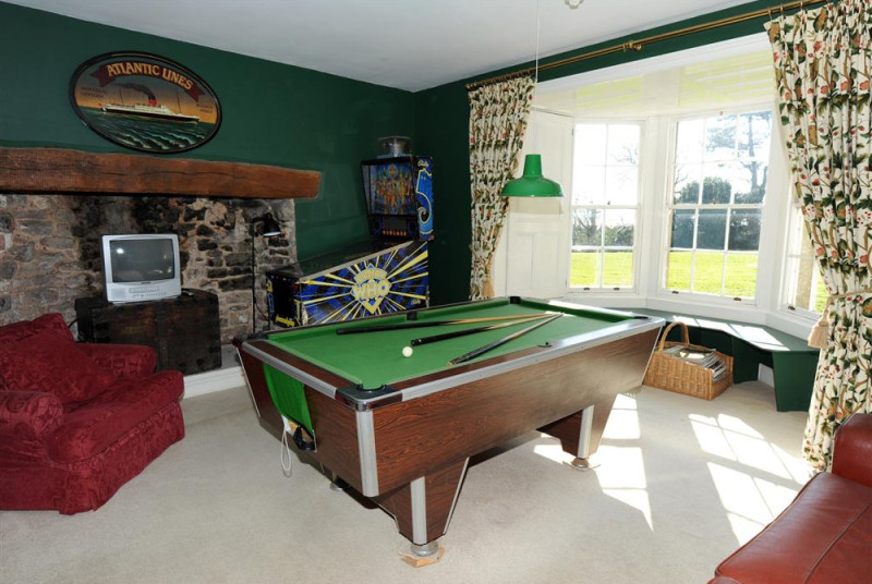 Separate children's lounge with colour TV, Pinball & pool.