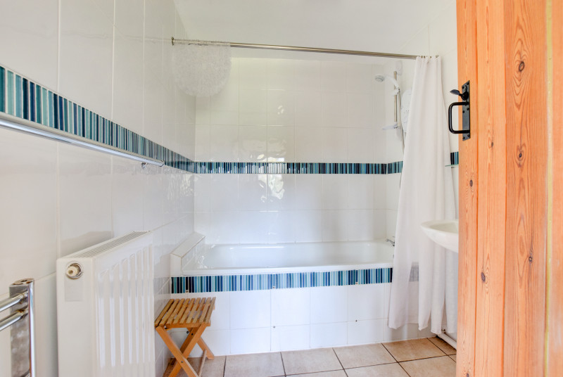 Holiday cottage Brecon Beacons - Bathroom with shower over bath