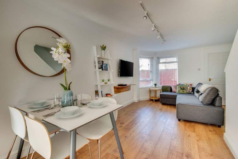 Pontcanna Mews Cardiff Apartment - dining table