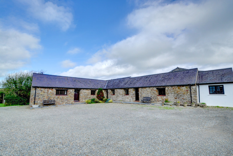 The spacious courtyard with Vine to the right