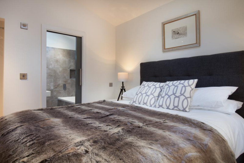 Hygge House, Shaldon - Master bedroom to bathroom