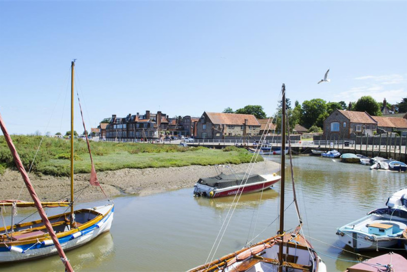 Blakeney Quay is only 2 and a half miles away or a 5 minute drive
