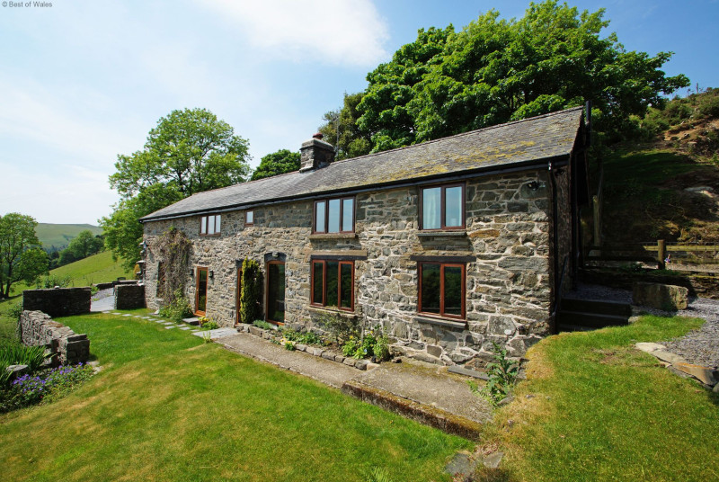 Secluded cottage holidays in Mid Wales Countryside
