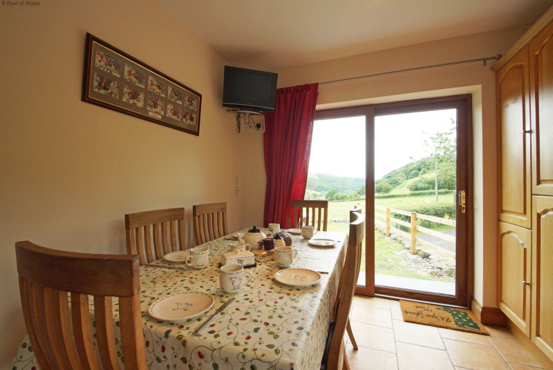 Large farmhouse table overlooking the patio area and views of the stunning valley