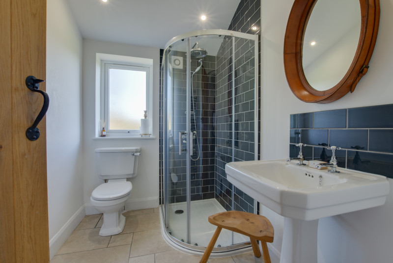 Ensuite with leather mirror & white luxury towels and toiletries