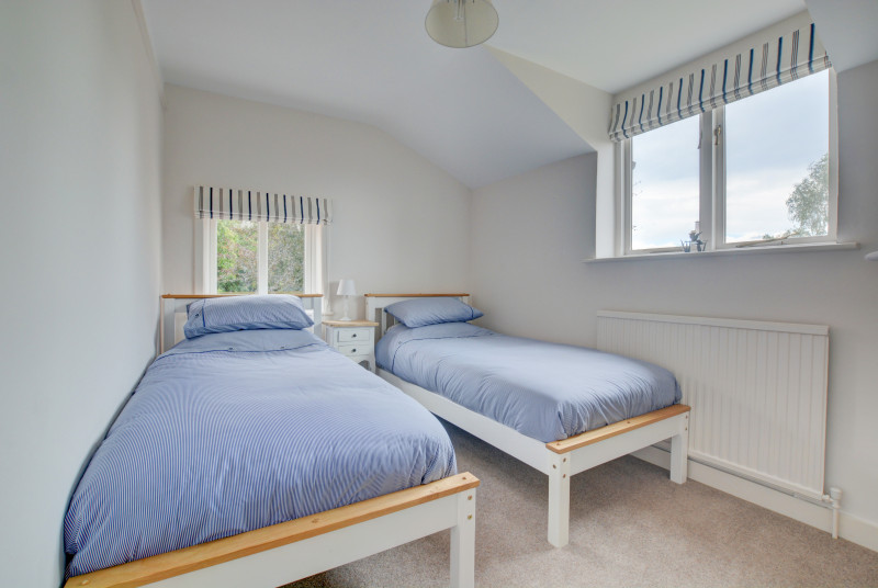 Bedroom 3 with twin beds