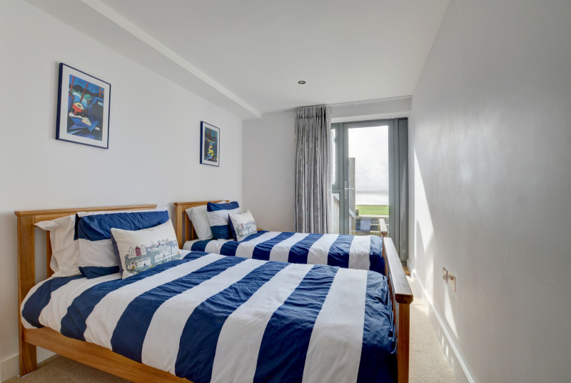 Twin bedroom with patio door