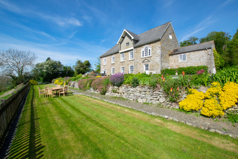 This cosy Welshpool accommodation enjoys large gardens and glorious views over rolling countryside