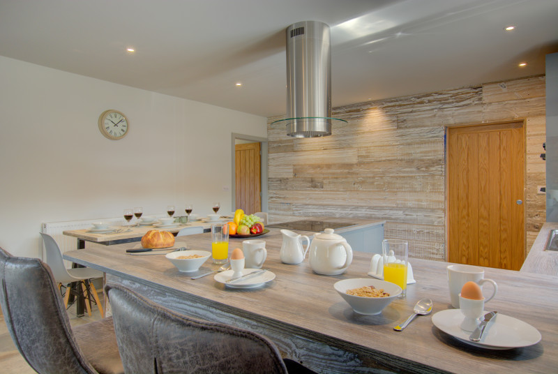 Open Plan Kitchen/Living Room with breakfast bar & stools