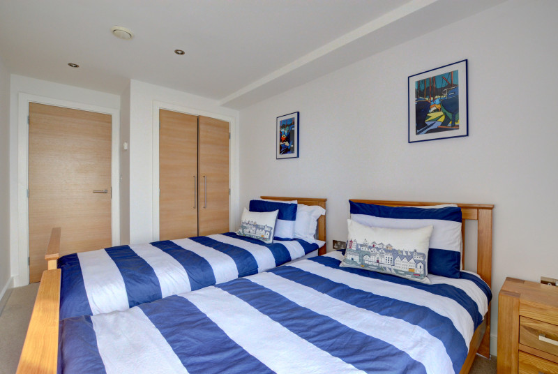 Cheerful Twin bedroom