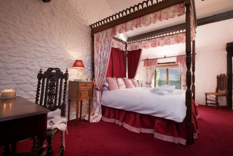Countryside Cottage with beautiful four-poster master bedroom