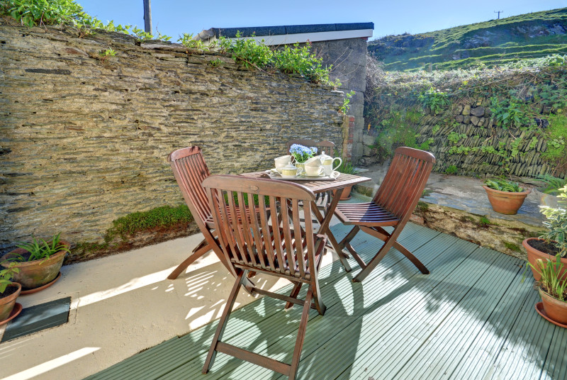 A rural aspect is enjoyed from the rear as the cottage backs onto National Trust countryside