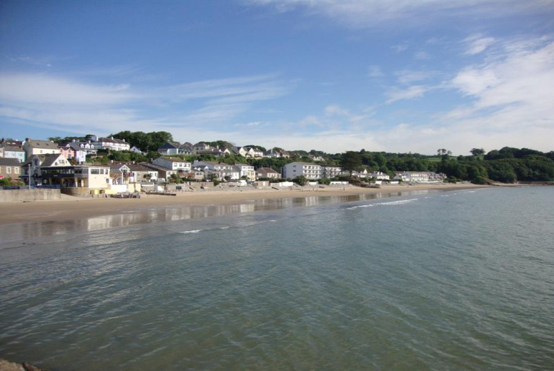 3 miles away is Saundersfoot with shops, restaurants, sandy beaches & harbour
