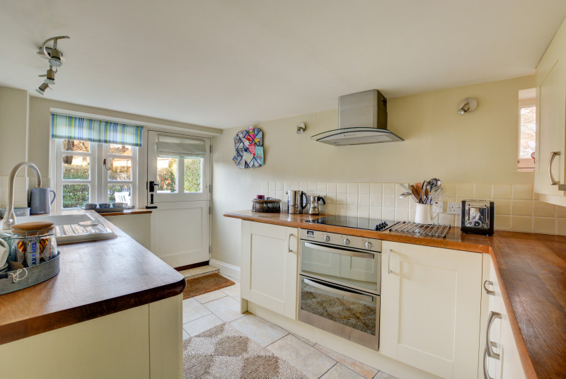 Well equipped, bright and airy kitchen