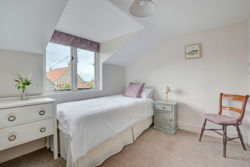 Bedroom 4 with single bed