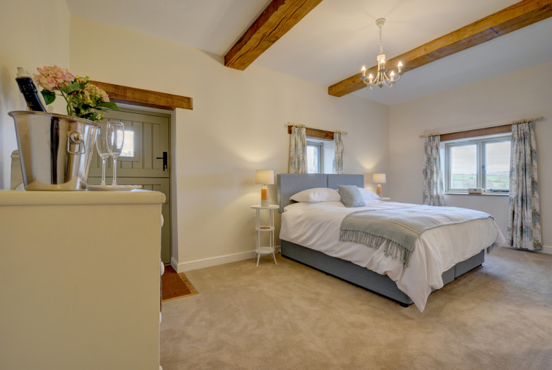 Luxurious kingsize bedroom with ensuite