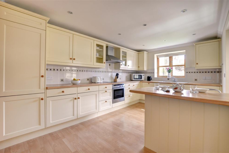 Spacious kitchen with electric cooker